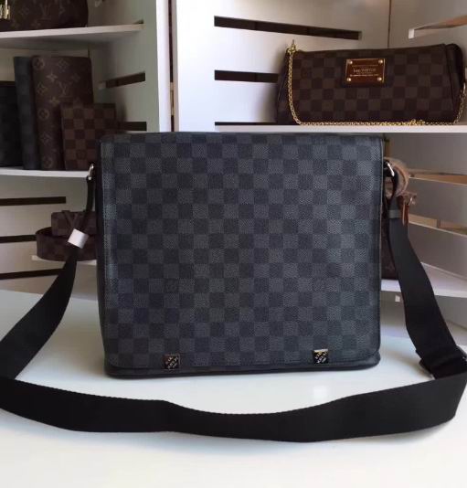  Louis Vuitton DISTRICT MM