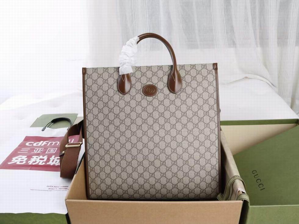  Medium tote with Interlocking G